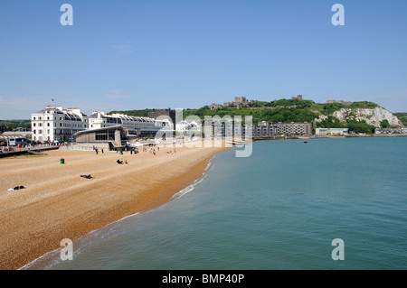 Dover Kent England sul lungomare e pitturato di bianco di proprietà sul famoso Marine Parade guardando verso il Castello Foto Stock