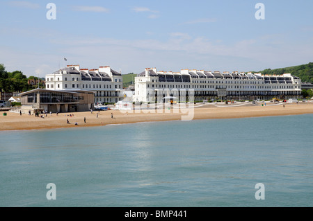 Dover Kent England sul lungomare e pitturato di bianco di proprietà sul famoso Marine Parade Foto Stock