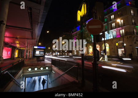 Boulevard Haussmann e una stazione della metropolitana di fronte alla Galeries Lafayette, Paris Foto Stock