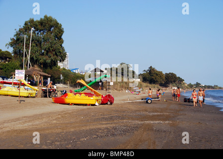 I turisti sulla spiaggia, Funny Beach, Marbella, Costa del Sol, provincia di Malaga, Andalusia, Spagna, Europa occidentale. Foto Stock