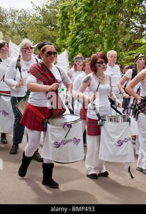 Ella-boom, un tutto-femmina gruppo rullo di tamburi, in parata in Kelvingrove Park come parte di Glasgow West End Festival di domenica; Foto Stock