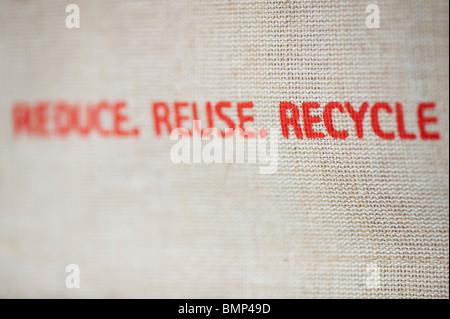 Riciclare il messaggio stampato sul lato di un Hessian shopping bag Foto Stock