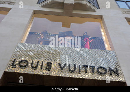 Vista esterna di Louis Vuitton il flagship store in New Bond Street, Londra. Foto Stock