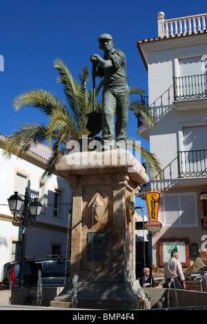 Statua/fontana nella Plaza de la Ermita, imbiancato village (pueblo blanco), Monda, provincia di Malaga, Andalusia. Foto Stock