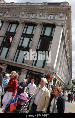 Extreme aspetto angolata dei magazzini Selfridges,acquirenti occupato anche riempire i marciapiedi lungo Oxford Street. Foto Stock