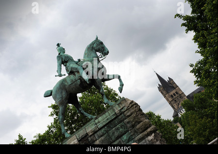 La statua di Guglielmo II Imperatore Tedesco Colonia Koln Germania Deutschland Europa Foto Stock