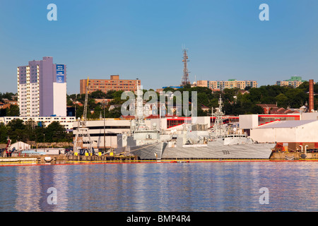 La HMCS Toronto all'HMC Dockyard che fa parte delle forze canadesi Base di Halifax. Situato lungo il porto di Halifax, Nova Scotia. Foto Stock