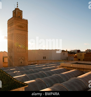Hammam tetto e Minareto di Okba, Oujda, della regione orientale, Marocco. Foto Stock