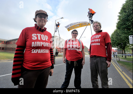 Manifestanti blocco Manchester Airport Freight Terminal Manchester Regno Unito contro l aeroporto di espansione e di cambiamento climatico danni Foto Stock