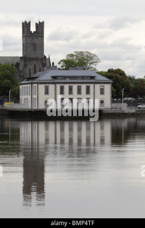Città di Limerick Casa Corte, con la Cattedrale di St Mary in background, Rep dell'Irlanda. Foto Stock