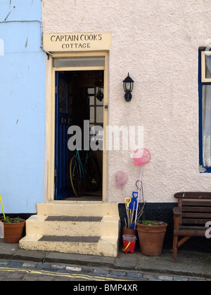 Il portale di il Cottage del Capitano Cook in Staithes North Yorkshire ora una casa privata. Foto Stock