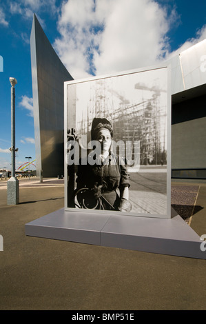 Imperial War Museum North, Salford Quays, Manchester, UK, con enormi fotografie di Tyneside cantieri di WW2, da Cecil Beaton . Foto Stock