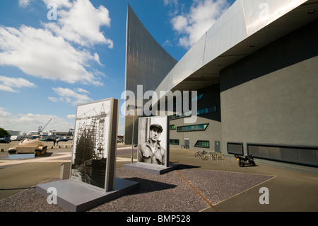 Imperial War Museum North, Salford Quays, Manchester, UK, con enormi fotografie di Tyneside cantieri di WW2, da Cecil Beaton . Foto Stock