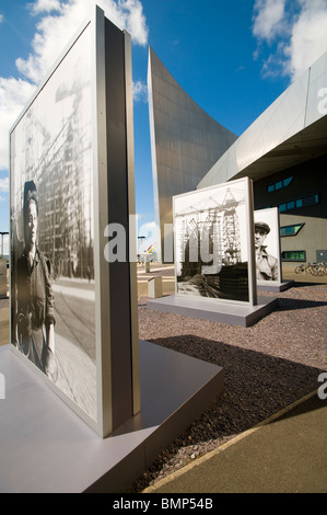 Imperial War Museum North, Salford Quays, Manchester, UK, con enormi fotografie di Tyneside cantieri di WW2, da Cecil Beaton . Foto Stock