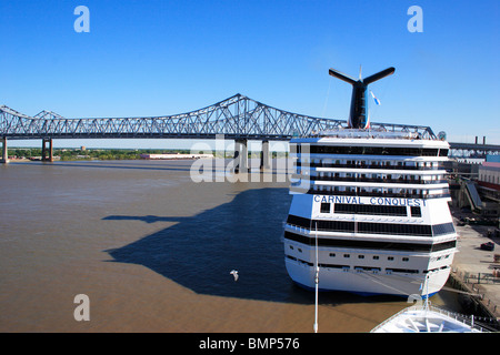 La nave di crociera vicino al Crescent City il collegamento ponte sopra il fiume Mississippi, Twin ponti a sbalzo, New Orleans, LA. Foto Stock