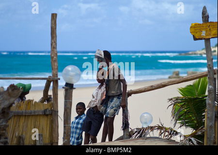 Ragazzi locali sulla spiaggia di Tofo nella provincia di Inhambane, Mozambico, Africa. Foto Stock