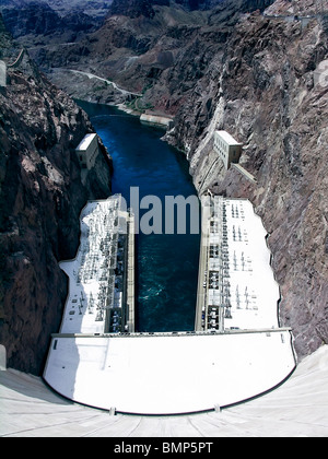 Vista del fiume Colorado come visto dalla parte superiore della Diga di Hoover, Nevada Foto Stock