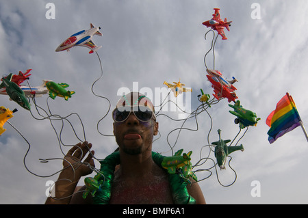 Nero reveler durante l annuale Gay Pride Parade lungo le strade di Tel Aviv, Israele Foto Stock