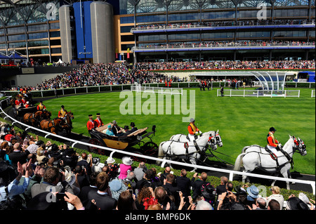 Vista del corteo reale in parata anello durante un giorno di Royal Ascot 2010 Foto Stock