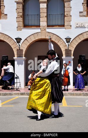 Le Baleari spettacolo folcloristico, Plaça d'Espanya, Santa Eulària des Riu, Ibiza, Isole Baleari, Spagna Foto Stock