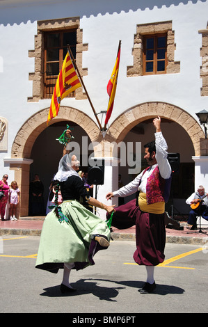 Le Baleari spettacolo folcloristico, Plaça d'Espanya, Santa Eulària des Riu, Ibiza, Isole Baleari, Spagna Foto Stock