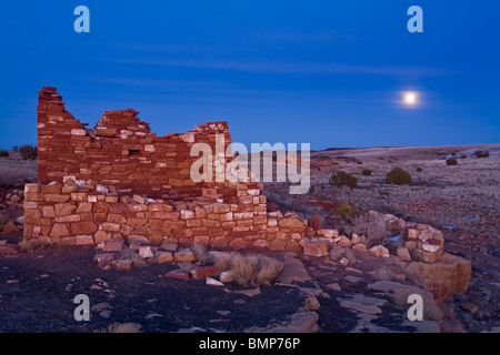 Lomaki rovina con luna invernale luogo, sito di antichi Indiani Pueblo a Wupatki National Monument, Arizona, Stati Uniti d'America Foto Stock