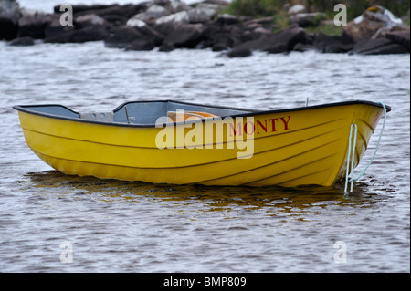 Una barca gialla denominata 'Monty'. Loch Osgaig, Coigach, Ross and Cromarty, Scotland, Regno Unito, Europa. Foto Stock