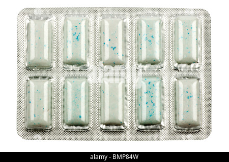 Blister con 10 gomme da masticare, isolato su sfondo bianco Foto Stock