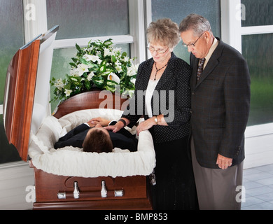 Edmonton, Alberta, Canada; un uomo e una donna Visualizza il corpo di una persona deceduta in una bara Foto Stock