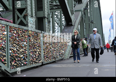 Amore si blocca sul ponte di Hohenzollern a Colonia, Germania Koln Deutschland Europa Foto Stock