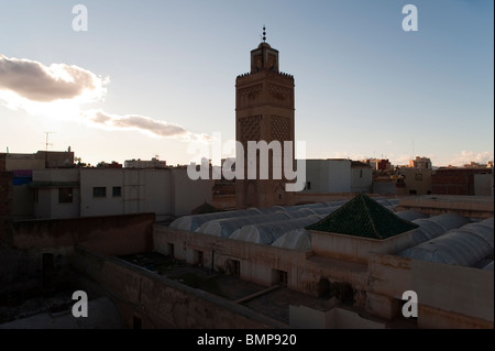 Hammam, sul tetto e il minareto di Okba, Oujda, della regione orientale, Marocco. Foto Stock