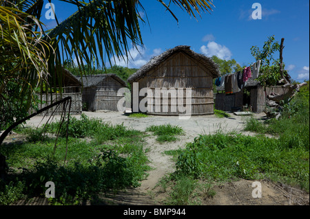 Capanna di paglia villaggio vicino Pomene, Mozambico, Africa. Foto Stock