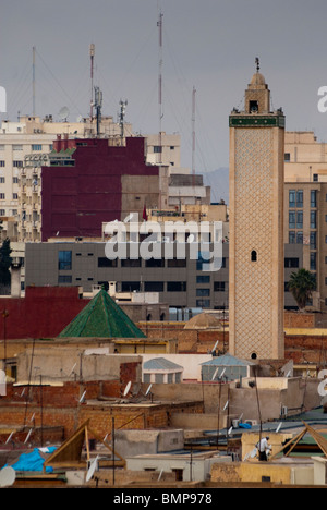 Minareto, Moschea di Okba, la vecchia e la nuova vista città, Oujda, della regione orientale, Marocco. Foto Stock