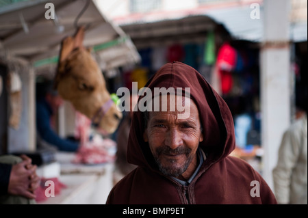 Uomo marocchino vicino la macelleria, Medina, Oujda, della regione orientale, Marocco. Foto Stock