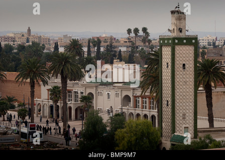 Galleria d'arte e minareto, Oujda, della regione orientale, Marocco. Foto Stock