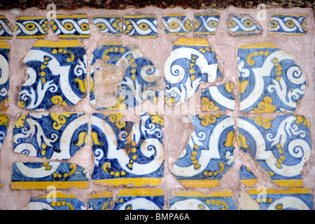 Tipo azulejos del tinglazed ; le piastrelle di ceramica usato nella chiesa di Sant'Agostino ; vecchi Goa ; Velha Goa ; India Foto Stock