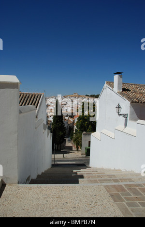 Visualizza in basso dei gradini ripidi da Calle Rastro (vicino al castello) al centro della città, Antequera, provincia di Malaga, Andalusia. Foto Stock