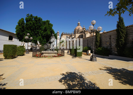 Cattedrale con statua in primo piano, a Jerez de la Frontera, la provincia di Cadiz Cadice, Andalusia, Spagna, Europa occidentale. Foto Stock