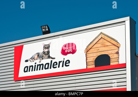 Bricomarché D-I-Y store 'animalerie' fornisce pubblicità segno, Francia. Foto Stock