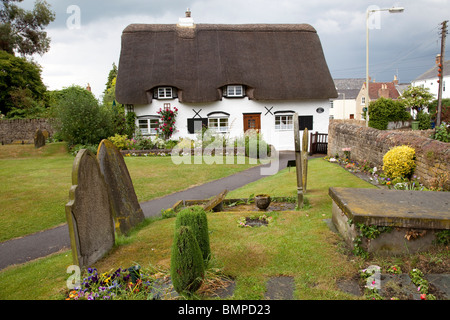 Attraente in bianco e nero cottage con il tetto di paglia Bishops Cleeve CHELTENHAM REGNO UNITO Foto Stock