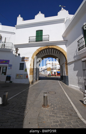 Arco d'ingresso visto dalla Plaza de Espana, Conil de la Frontera, Costa de la Luz, la provincia di Cadiz Cadice, Andalusia, Spagna, Europa. Foto Stock