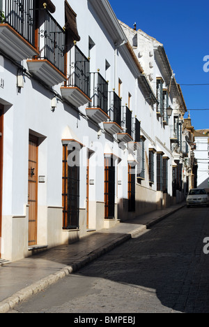 Case a schiera con balconi in ferro battuto, Osuna, provincia di Siviglia, in Andalusia, Spagna, Europa occidentale. Foto Stock