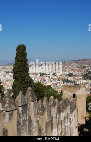 Castello di Gibralfaro (Castillo de Gibralfaro) con vedute sopra la città, Malaga, Costa del Sol, provincia di Malaga, Andalusia. Foto Stock