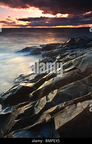 Bel tramonto dall'Oslofjord nella Larkollen, Østfold fylke, Norvegia. Foto Stock