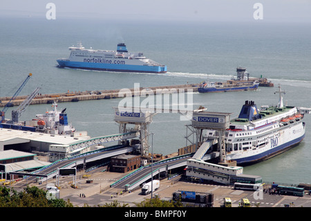 Cross Channel ferries Porto di Dover Kent England UK Norfolkline di Maersk Dunkerque e P&O orgoglio di Dover Foto Stock