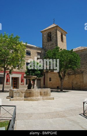 Fontana in Plaza San Pedro, Ubeda, Provincia di Jaen, Andalusia, Spagna, Europa occidentale. Foto Stock