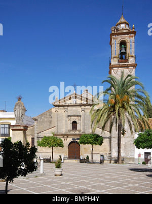 La chiesa (Iglesia de Santo Domingo de Guzman) nella Plaza Alcade Jose Gonzalez, Bornos, la provincia di Cadiz Cadice, Andalusia, Spagna. Foto Stock