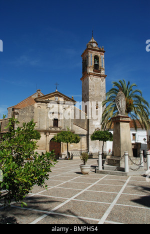 La chiesa (Iglesia de Santo Domingo de Guzman) nella Plaza Alcade Jose Gonzalez, Bornos, la provincia di Cadiz Cadice, Andalusia, Spagna. Foto Stock