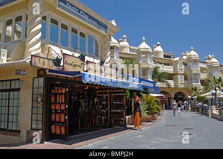 Negozio di souvenir nella marina, Benalmadena, Benalmadena Costa, Costa del Sol, provincia di Malaga, Andalusia, Spagna, Europa occidentale. Foto Stock