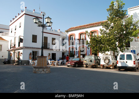 Città sqaure, pueblo blanco - villaggio imbiancate, Comares, regione di Axarquia, provincia di Malaga, Andalusia, l'Europa. Foto Stock